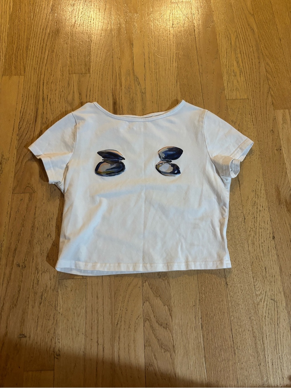 White Short Sleeve Graphic Cropped Baby Tee with Blue Shell Motifs
